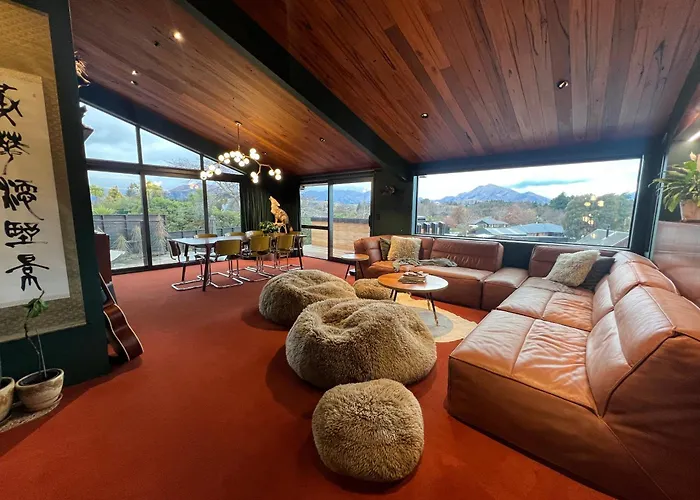Villa Poolside Peaks - Designer House, Spa, Fire, Pool Wanaka