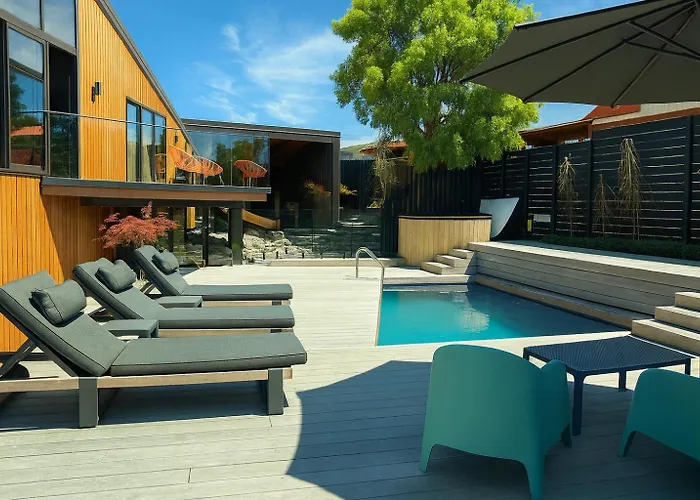 Villa Poolside Peaks - Designer House, Spa, Fire, Pool Wanaka