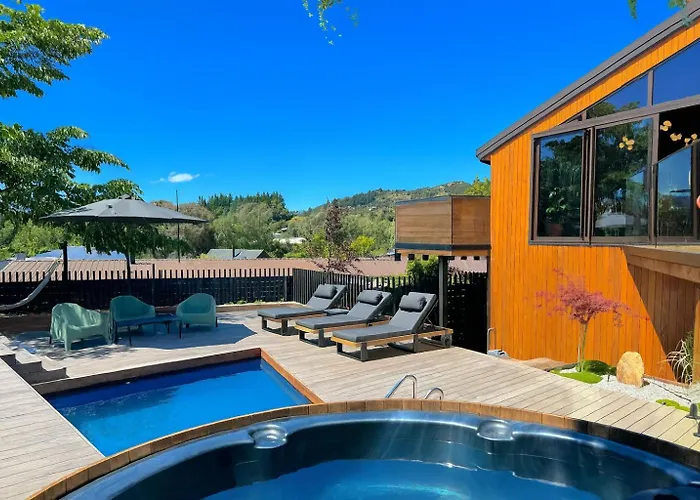 Poolside Peaks - Designer House, Spa, Fire, Pool *