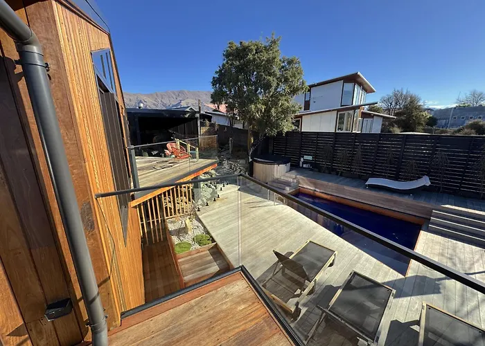 Poolside Peaks - Designer House, Spa, Fire, Pool * Wanaka