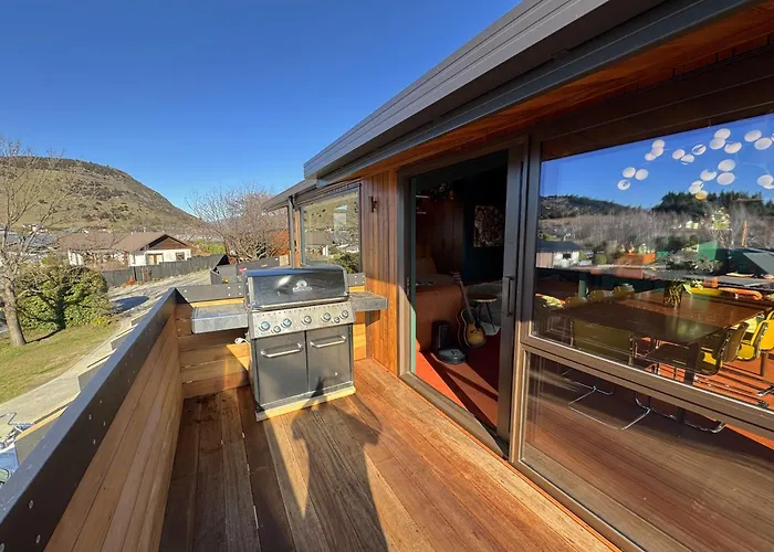 Poolside Peaks - Designer House, Spa, Fire, Pool Villa Wanaka