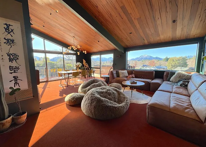 Poolside Peaks - Designer House, Spa, Fire, Pool Wanaka