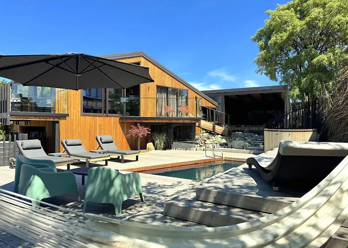 Poolside Peaks - Designer House, Spa, Fire, Pool * Wanaka